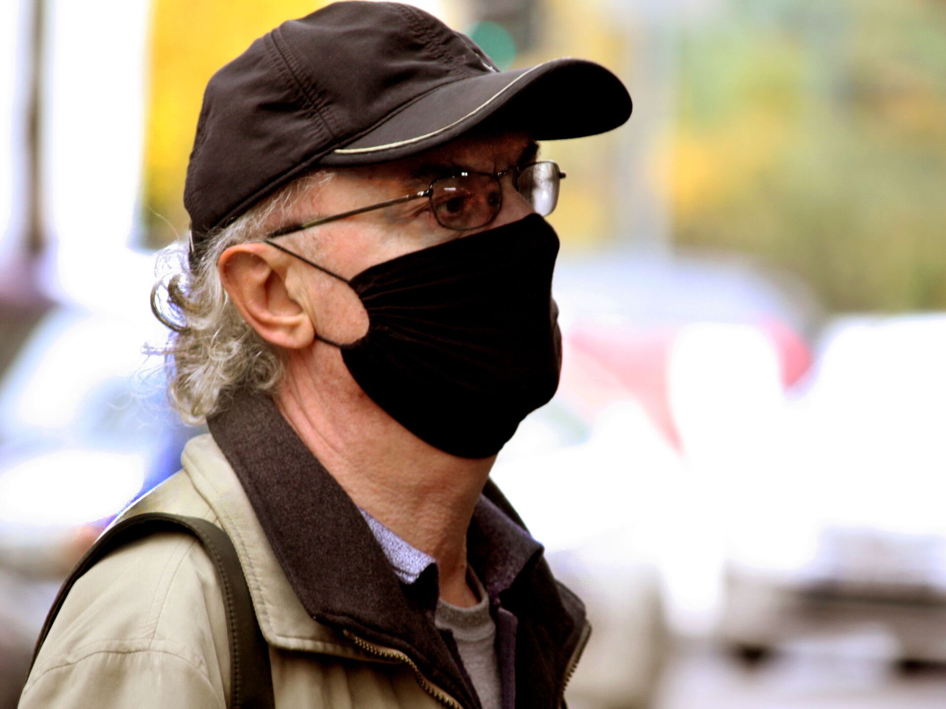 На какой день перенесли маску. Ученый в маске. Очки грузинские дизайнеры фото. Фото мужчин 50 лет в медицинских масках. Блогер "оделся" в медицинскую маску и разгуливал по улицам Лондона.