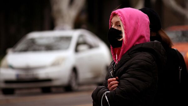 Эпидемия коронавируса - девушка в маске на улице - Sputnik Грузия