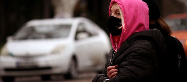Эпидемия коронавируса - девушка в маске на улице Эпидемия коронавируса - девушка в маске на улице - Sputnik Грузия