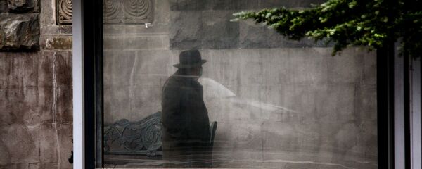 მამაკაცი ავტობუსის გაჩერებაზე მამაკაცი ავტობუსის გაჩერებაზე - Sputnik საქართველო