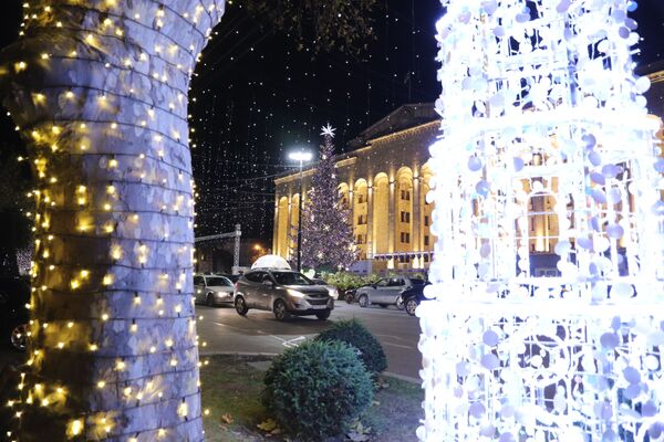 Торжественная церемония зажжения огней на главной новогодней елке Грузии состоялась вечером в четверг - Sputnik Грузия