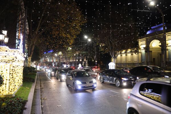 Многие из горожан в этот вечер приехали к зданию парламента Грузии на машинах, чтобы посмотреть на елку - на проспекте Руставели образовался настоящий затор - Sputnik Грузия