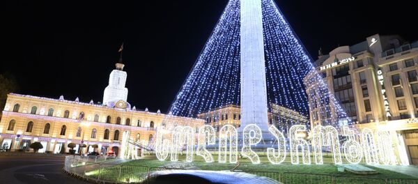 იმპროვიზებული ნაძვის ხე თავისუფლების მოედანზე იმპროვიზებული ნაძვის ხე თავისუფლების მოედანზე - Sputnik საქართველო