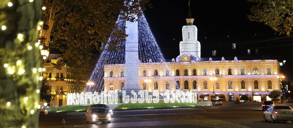 Новогодняя иллюминация на площади Свободы. Импровизированная елка - огромная светящаяся гирлянда на статуе Святого Георгия - Sputnik Грузия