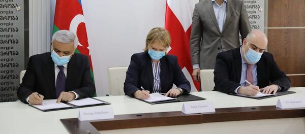 Президент SOCAR Ровнаг Абдуллаев, и.о. главы Минэкономики Грузии Натия Турнава и гендиректор Грузинской нефтегазовой корпорации Георгий Бахтадзе подписали соглашение - Sputnik Грузия