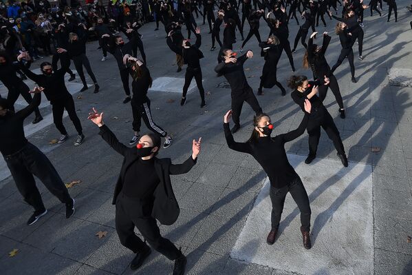 Танцоры группы Les essentiels во время выступления в знак протеста против политики правительства в области здравоохранения во Франции  - Sputnik Грузия
