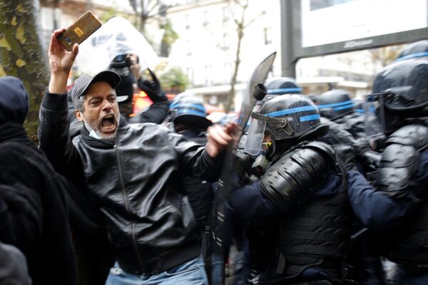 Участник протеста и полицейские в Париже  - Sputnik Грузия