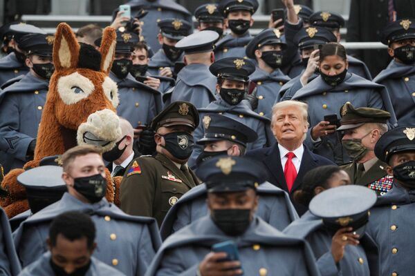 Президент США Трамп стоит среди курсантов армии США в Вест-Пойнте - Sputnik Грузия