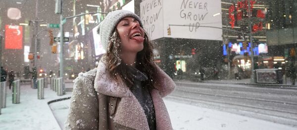 Турист во время снегопада на Таймс-сквер в Нью-Йорке - Sputnik Грузия