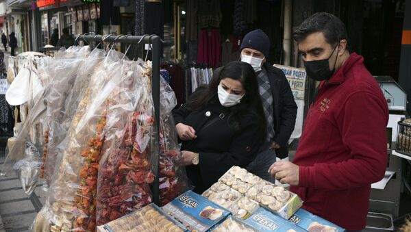 Пандемия коронавируса COVID 19 - жители Турции в масках в Анкаре - Sputnik Грузия