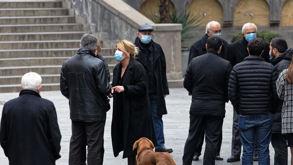 Эпидемия коронавируса - жители столицы Грузии в масках у церкви - Sputnik Грузия