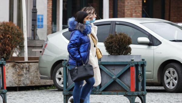 Эпидемия коронавируса - женщины идут по улице в масках - Sputnik Грузия
