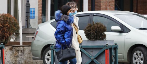 Эпидемия коронавируса - женщины идут по улице в масках - Sputnik Грузия