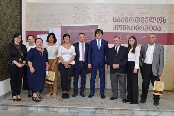 28 წლის საუკეთესო ლექტორი, სიკეთის „ბაცილა“ და კომენდანტის საათის დროს აღებული საშვები 28 წლის საუკეთესო ლექტორი, სიკეთის „ბაცილა“ და კომენდანტის საათის დროს აღებული საშვები - Sputnik საქართველო