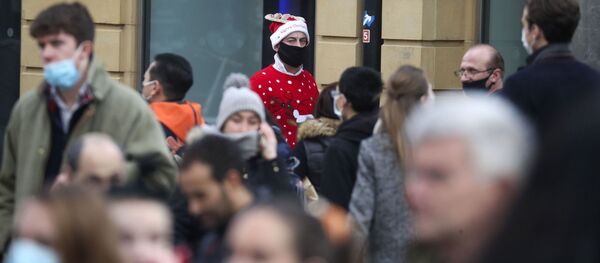 Пандемия коронавируса COVID 19 - жители Лондона и Санта Клаус - Sputnik Грузия