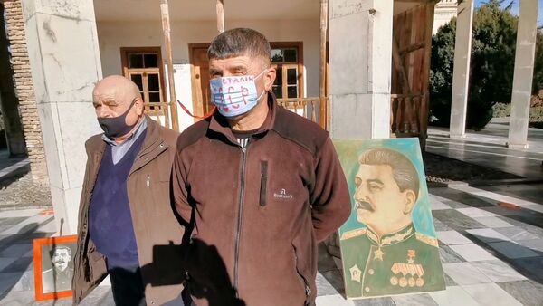 Как сторонники Сталина отметили в Гори день рождения вождя народов - видео - Sputnik Грузия