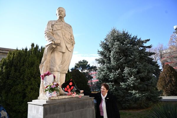 Они возложили цветы к небольшому памятнику Сталина у дома-музея. Главный большой памятник вождю народов, находившийся в центре Гори, был снесен во времена президентства Михаила Саакашвили - Sputnik Грузия