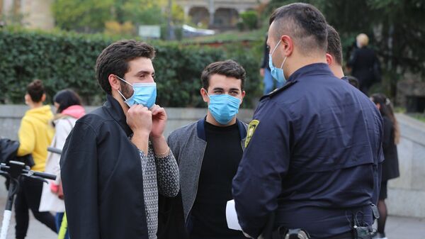 Эпидемия коронавируса. Полиция следит за ношением масок и соблюдением ограничений в Грузии - Sputnik Грузия