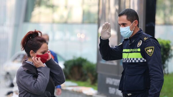 Эпидемия коронавируса. Полиция следит за ношением масок и соблюдением ограничений в Грузии - Sputnik Грузия