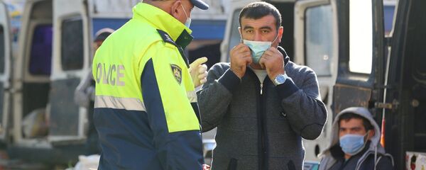 Эпидемия коронавируса. Полиция следит за ношением масок и соблюдением ограничений в Грузии - Sputnik Грузия