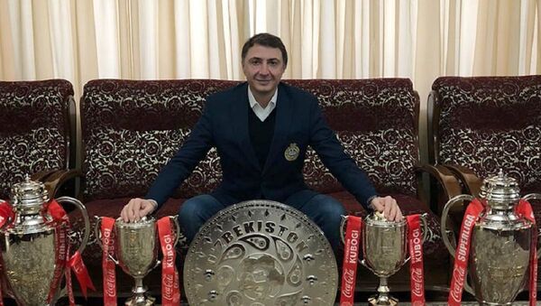 Бывший тренер Пахтакора Шота Арвеладзе с завоеванными трофеями - Sputnik Грузия