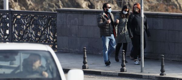 Эпидемия коронавируса - прохожие в масках идут по улице - Sputnik Грузия