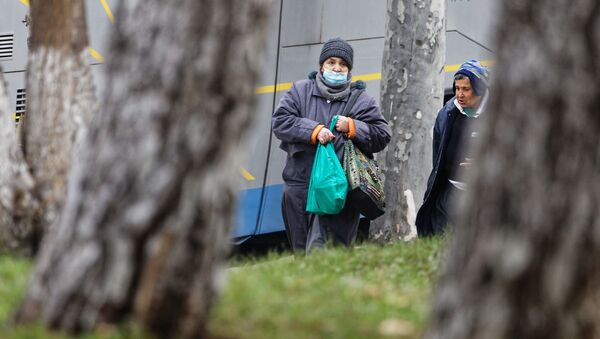 Эпидемия коронавируса - пожилые женщины в масках идут по улице - Sputnik Грузия