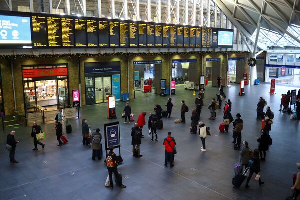 Путешественники смотрят на информационные табло на вокзале Кингс-Кросс. Страны ЕС вводят запрет на поездки из Великобритании 
 - Sputnik Грузия