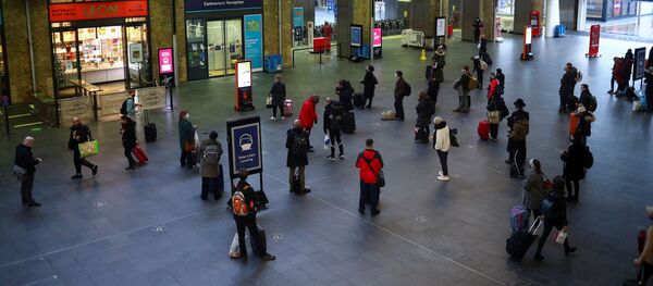 Туристы на вокзале Кингс-Кросс в Лондоне, Великобритания Туристы на вокзале Кингс-Кросс в Лондоне, Великобритания - Sputnik Грузия
