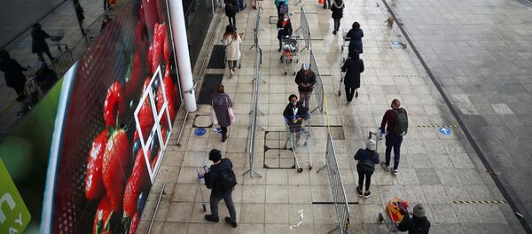 Очередь у магазина Tesco в Лондоне, Великобритания - Sputnik Грузия