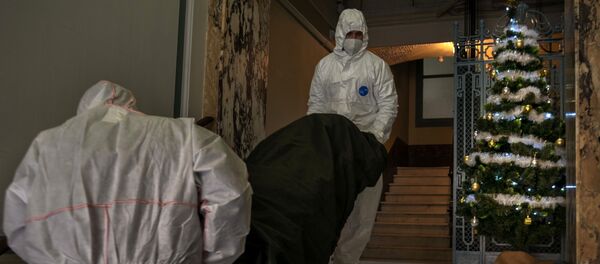 Пандемия коронавируса COVID 19 - медики выносят на носилках погибшего в Барселоне, Испания - Sputnik Грузия