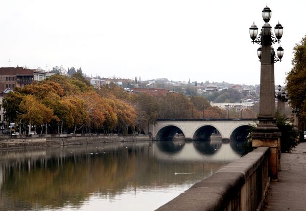Этот мост коренные тбилисцы до сих пор называют Воронцовским. Граф Воронцов сделал немало, чтобы измученный бесчисленными набегами древний город стал культурным центром Кавказа - Sputnik Грузия
