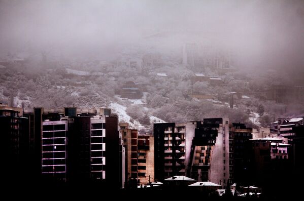 Случается, что снег обильно ложится на склоны окрестных гор. Однако добраться до городских улиц ему удается очень редко. Тбилиси – теплый город, он излучает внутреннее тепло, способное растопить даже ледяное сердце - Sputnik Грузия