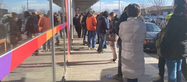 Предновогодняя торговля. Торговые центры возобновили работу. Покупатели в масках в очереди - Sputnik Грузия