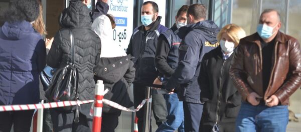 Предновогодняя торговля. Торговые центры возобновили работу. Покупатели в масках в очереди - Sputnik Грузия