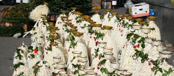 Предновогодняя торговля елками и чичилаки у Дворца спорта - Sputnik Грузия