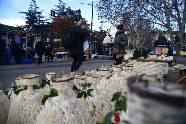 В канун Нового года чичилаки можно купить во многих местах в Тбилиси. Чичилаки делают из прямых веток, обстругивая их с одного конца, оставляя тонкие стружки, которые держаться на другом конце. В результате получается пышная белоснежная крона - Sputnik Грузия
