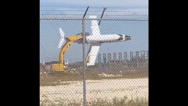 Последний полет: экскаваторщик решил поиграть самолетом перед его утилизацией – видео - Sputnik Грузия