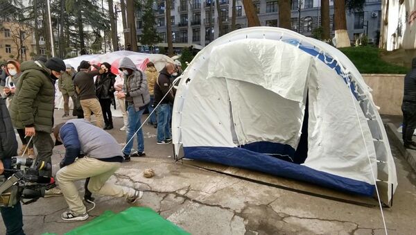 Оппозиция установила новые палатки у здания парламента Грузии - видео - Sputnik Грузия