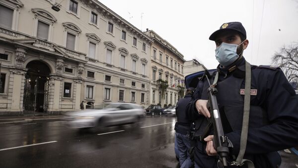 Пандемия коронавируса COVID 19 - полицейский в маске в Милане, Италия - Sputnik Грузия