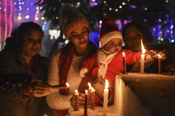 Верующие зажигают свечи в канун Рождества в соборе в Амритсаре в Индии  - Sputnik Грузия