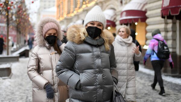 Женщина в защитной маске у ГУМа в Москве - Sputnik Грузия