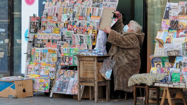 Эпидемия коронавируса - женщина продавщица газет и журналов в маске - Sputnik Грузия