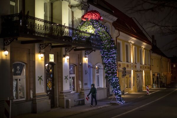 Декорация балкона из рождественской елки в Вильнюсе  - Sputnik Грузия