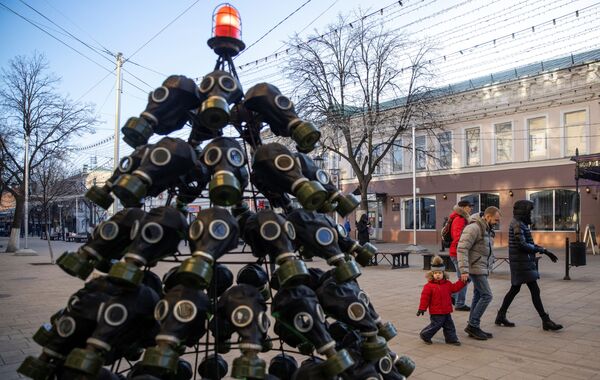 Рождественская елка из противогазов в Рязани  - Sputnik Грузия