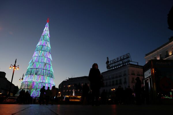 Люди у рождественской елки в Мадриде  - Sputnik Грузия