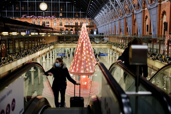Рождественская елка Дерево надежды на вокзале в Лондоне  - Sputnik Грузия