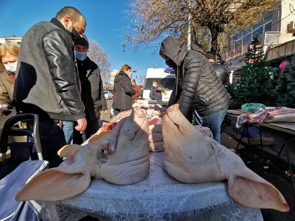 На рынках и базарах можно купить не только свиное мясо, но и целую голову. Она тоже используется для приготовления праздничных блюд - Sputnik Грузия
