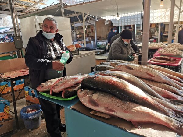 Рыба тоже в ходу. Перед Новым годом на рынках рыбой заполняют огромные прилавки - Sputnik Грузия