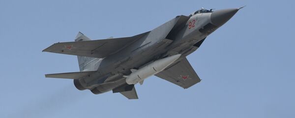 Многоцелевой истребитель МиГ-31 с гиперзвуковой ракетой Кинжал на репетиции воздушной части парада Победы в Москве Многоцелевой истребитель МиГ-31 с гиперзвуковой ракетой Кинжал на репетиции воздушной части парада Победы в Москве - Sputnik Грузия